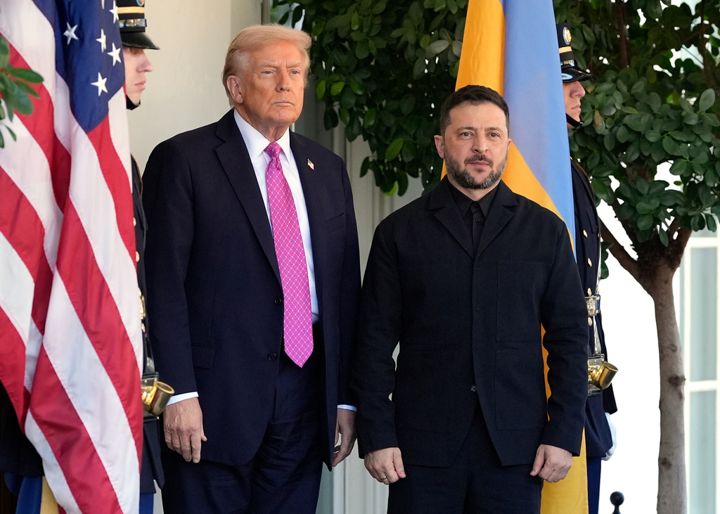 President Donald Trump greets Ukraine's President Volodymyr Zelenskyy at the White House, Washington. Oct. 17, 2025. Source: AP